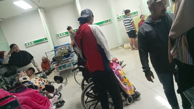 Salah satu keluhan disampaikan Ayu Rosaindah, keluarga pasien yang membawa adiknya ke IGD RSUD Tigaraksa dengan kondisi sesak napas.Ayu mengaku adiknya sempat diminta kembali ke fasilitas kesehatan (faskes) tingkat pertama dengan alasan rujukan BPJS.