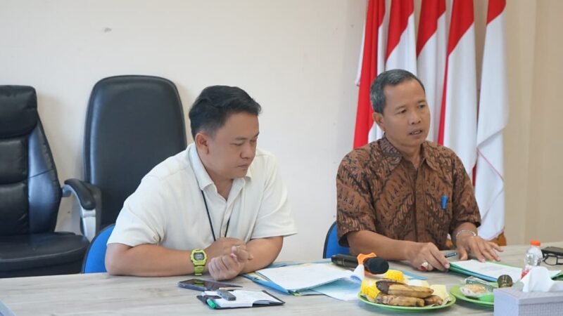 Seksi Survei dan Pemetaan menggelar kegiatan Ngobrol Pintar (NGOPI) dan diskusi teknis pada Jumat, 5 Desember 2025.Kegiatan ini juga menjadi sarana untuk menyamakan persepsi dan memastikan setiap petugas ukur memiliki kompetensi yang sejalan dengan kebutuhan pelayanan pertanahan saat ini.