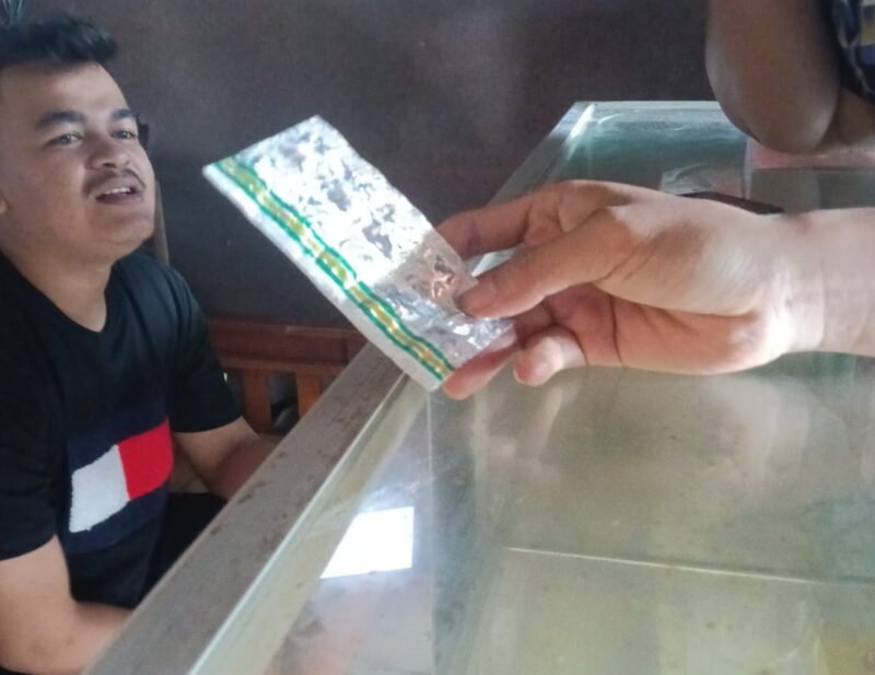 POTRET - toko kelontong yang mengedarkan obat keras terbatas alias pil koplo di Klari dan di bekingi oleh oknum anggota berseragam aktif sehingga bebas tanpa hambatan. (Foto: suararealitas.co).