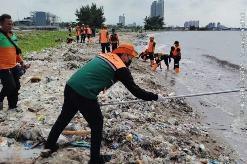 POTRET - puluhan petugas sedang tangani sampah kiriman sepanjang satu kilometer di bibir pantai Ancol. (Foto: Istimewa).