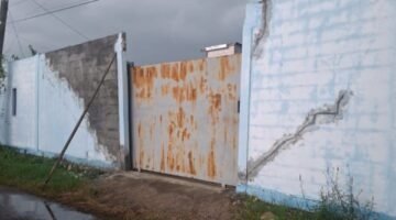 FAKTA - sebuah bangunan gudang yang diduga dijadikan tempat penampungan BBM tidaklah benar melainkan hanyalah tempat parkir kendaraan angkutan mobil milik pribadi. (Foto: Suara Realitas).