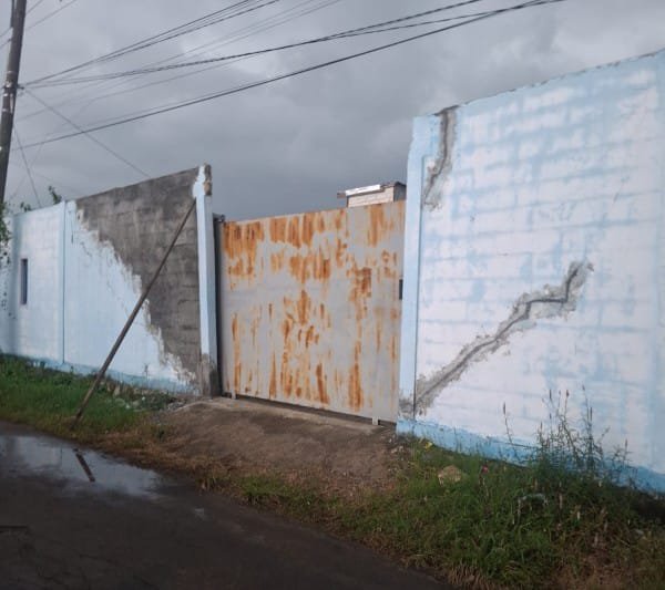 FAKTA - sebuah bangunan gudang yang diduga dijadikan tempat penampungan BBM tidaklah benar melainkan hanyalah tempat parkir kendaraan angkutan mobil milik pribadi. (Foto: Suara Realitas).