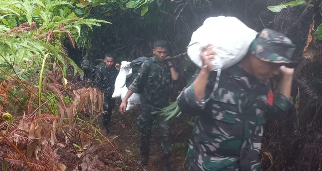 Terjang Cuaca Buruk, Satgas Gulbencal dan Yonif TP 905/TS Jalan Kaki Salurkan Logistik ke Desa Bonan Dolok