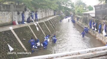 TERPANTAU - sebanyak ratusan personel gabungan sedang aksi bersih-bersih Saluran Phb Pulo. (Foto: Tangkapan Layar Jakarta_newsfeature).