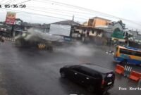 POTRET -  sebuah truk tronton bermuatan keramik yang mengalami kecelakaan di Simpang Empat Kertek, Wonosobo, Sabtu (27/12/2025). (Foto: Tangkapan Layar CCTV/Ist).