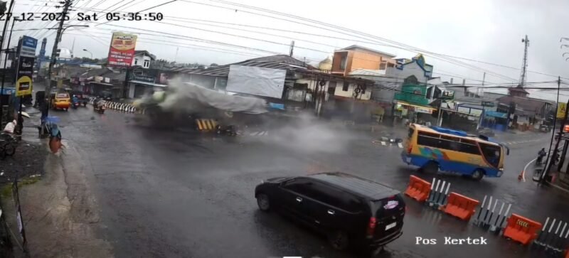 POTRET -  sebuah truk tronton bermuatan keramik yang mengalami kecelakaan di Simpang Empat Kertek, Wonosobo, Sabtu (27/12/2025). (Foto: Tangkapan Layar CCTV/Ist).