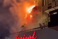 TERPANTAU - papan reklame di Gedung Sarinah ludes terbakar. (Foto: Tangkapan Layar/Ist).