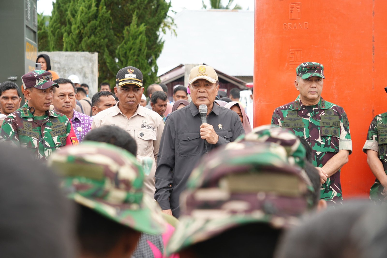 Menko Polkam Temui Pengungsi Kabupaten Agam dan Prajurit yang Bangun Hunian Sementara Korban Bencana
