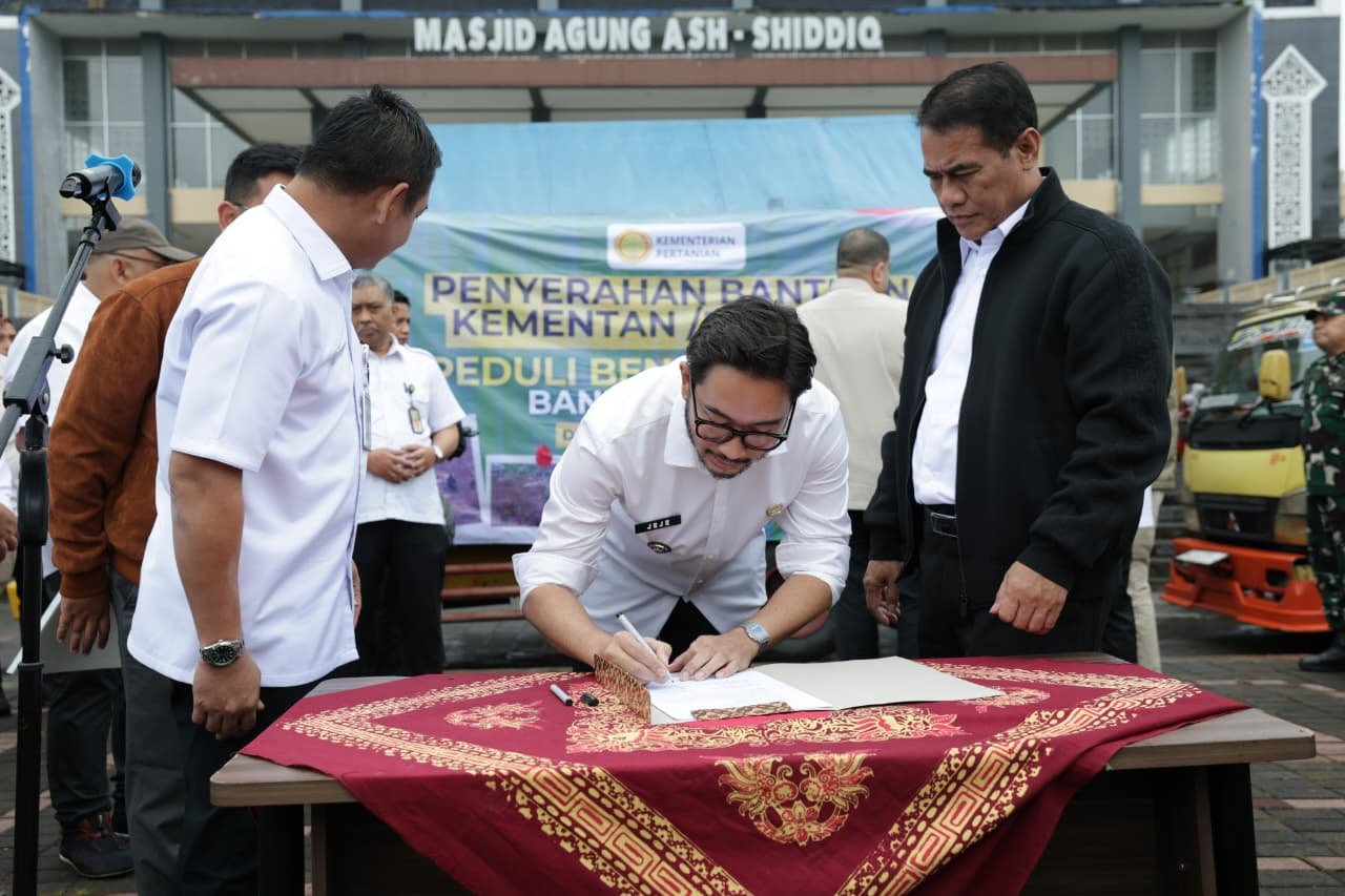 Mentan Amran Gerak Cepat Salurkan 24 Truk Bantuan Untuk Korban Longsor Cisarua, Siapkan Solusi Permanen Cegah Bencana