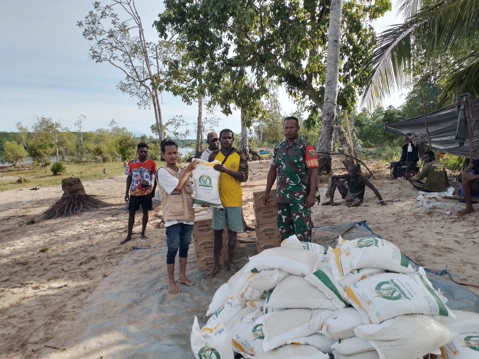 Babinsa Koramil Kokonao Dampingi Petugas Bulog Salurkan Bantuan Raskin