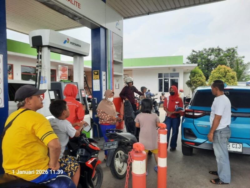 Terlihat pengendara mobil yang sedang mengisi Pertamax Turbo di SPBU 34-15519.