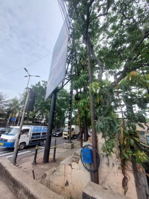 Mengganggu Pengguna Jalan, Reklame Diduga Ilegal Dibiarkan Satpol PP