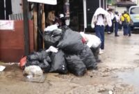 Terlihat tumpukan sampah dipinggiran sepanjang jalan raya Tangerang - Serpong sampai trotoar. Senin (12/01/2026)