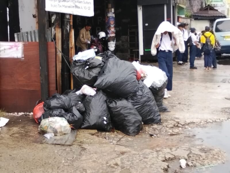 Terlihat tumpukan sampah dipinggiran sepanjang jalan raya Tangerang - Serpong sampai trotoar. Senin (12/01/2026)