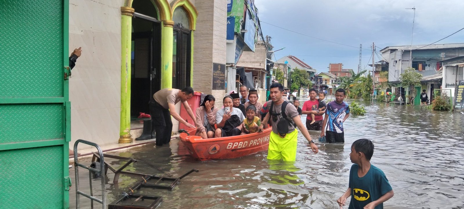 Kapolsek Kelapa Gading Pimpin Evakuasi Warga Terdampak Banjir di Pegangsaan Dua