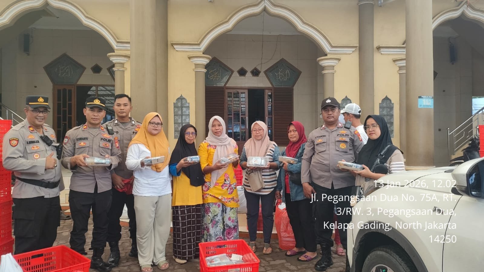 Polsek Kelapa Gading Gelar Kegiatan Polri Peduli, Bagikan 800 Nasi Kotak untuk Warga Terdampak Banjir