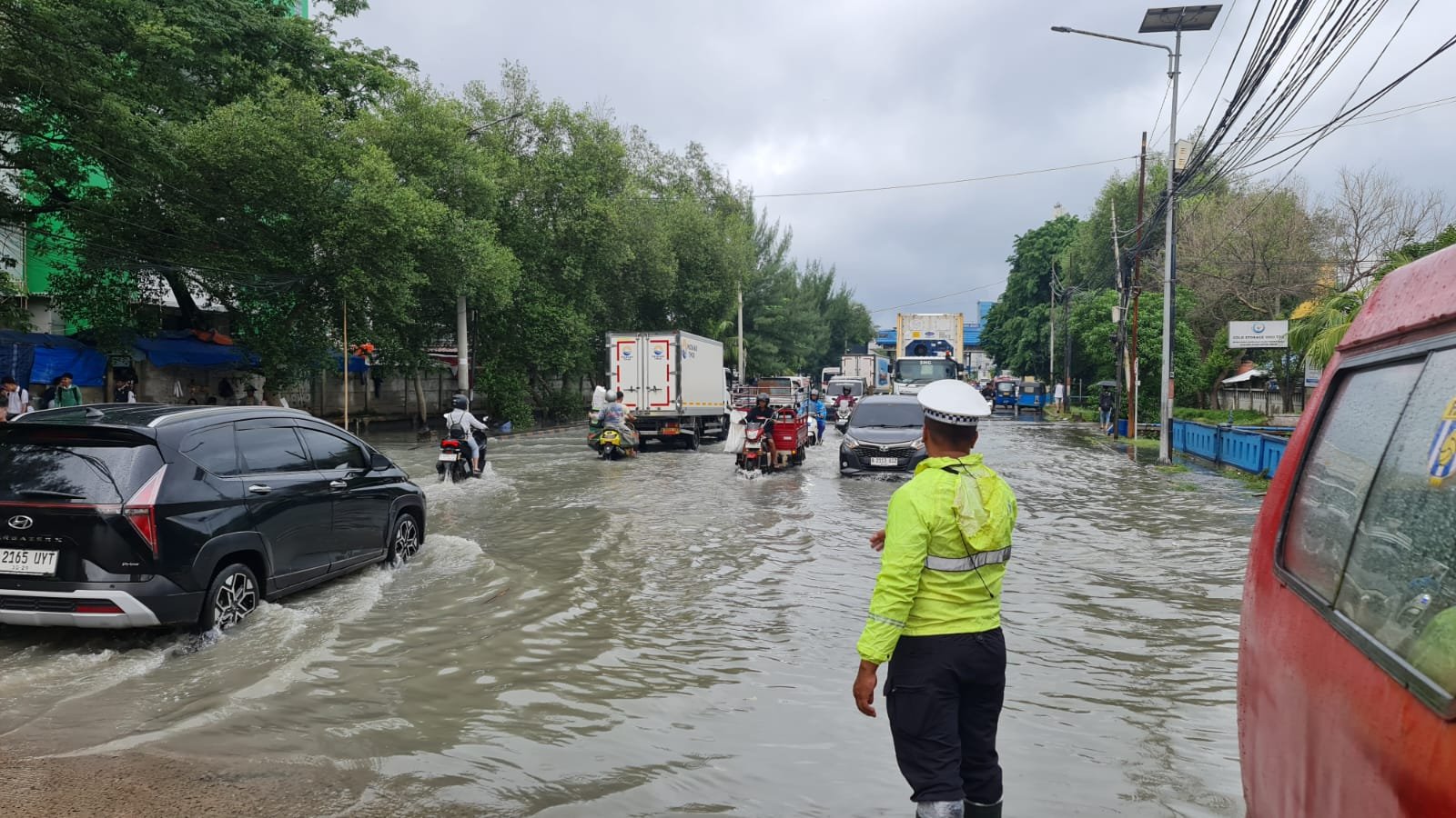 Polsek Kawasan Muara Baru Sigap Bantu Warga Terdampak Genangan Rob dan Hujan di Pelabuhan Muara Baru