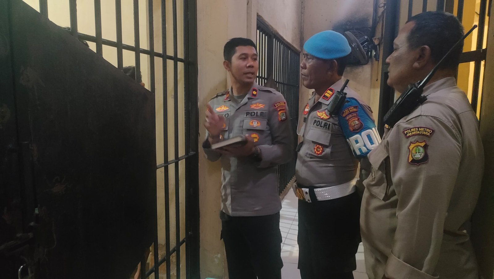 Kapolsek Kelapa Gading Hibahkan Al-qur’an Kepada Tahanan Rutan Polsek
