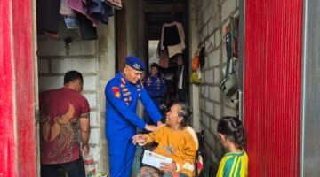 Direktorat Polairud Polda Metro Jaya Beri Kursi Roda untuk Warga Pesisir Penjaringan