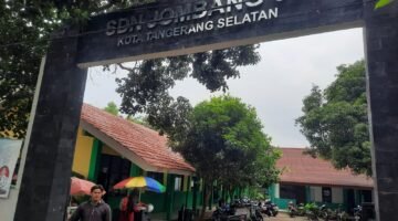 Surya Ningrat yang mengaku alumni SDN Jombang 05 lulusan tahun 94 merasa kaget bahkan bingung saat mendatangi tepat dulu ia bersekolah bahwa izasah nya sudah tidak ada, izasah SD di gudang arsip hilang dan tidak di ketemukan.