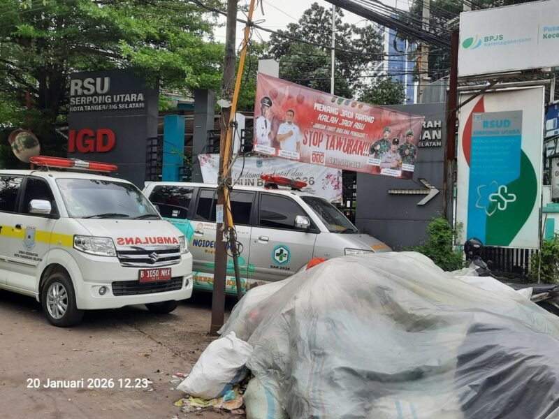 Tumpukan sampah yang berbau tak sedap, didepan RSUD Serpong Utara, Selasa (20/01/2026)