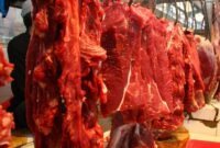 POTRET - harga daging sapi tembus Rp150 ribu per-kilo di Pasar Cengkareng, pasca imbas pedagang mogok berjualan 3 hari lantaran bentuk protes atas lonjakan harga yang dinilai semakin memberatkan pedagang maupun konsumen. (Foto: Fakta Pers/Ibeng).
