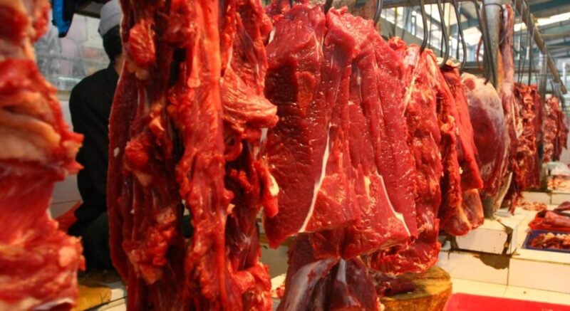 POTRET - harga daging sapi tembus Rp150 ribu per-kilo di Pasar Cengkareng, pasca imbas pedagang mogok berjualan 3 hari lantaran bentuk protes atas lonjakan harga yang dinilai semakin memberatkan pedagang maupun konsumen. (Foto: Fakta Pers/Ibeng).