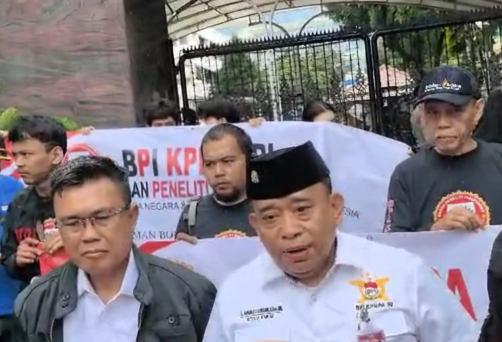 Kang Rahmad Sukendar Pertanyakan Keberanian Kejaksaan Tangkap DPO Silfester Matutina