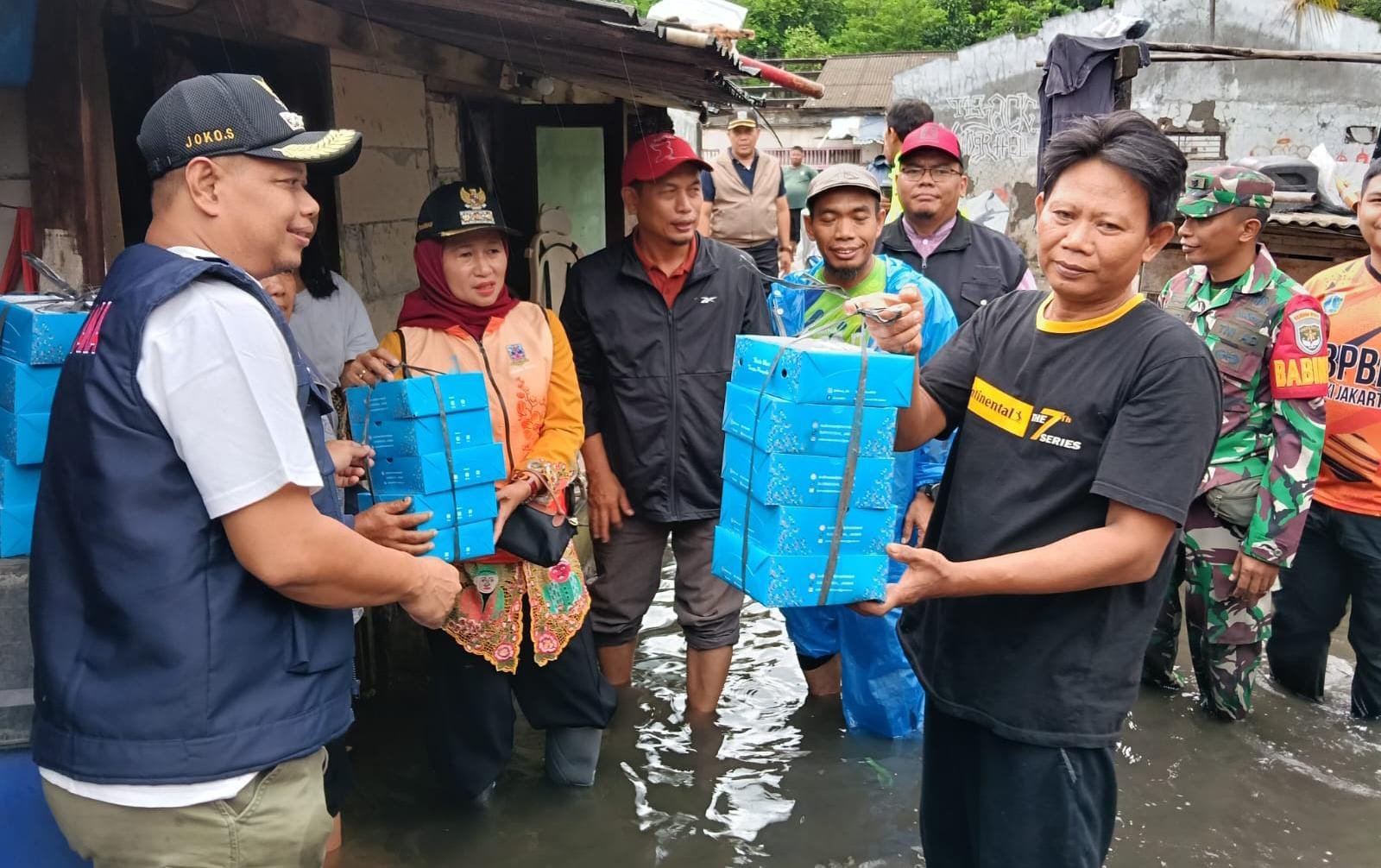 Pastikan Tertangani, Momen Iin Mutmainnah Turun Bantu Warga Terdampak Banjir di Kembangan Utara