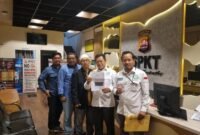 POTRET - API Banten saat laporkan Pandji Pragiwaksono ke Polda, Materi Stand Up Comedy yang dinilai API Banten telah menyiinggung ibadah umat Islam. (Foto: Istimewa).