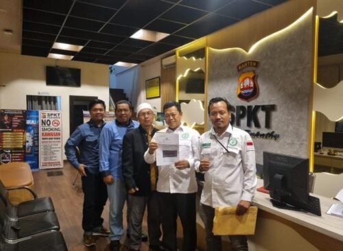 POTRET - API Banten saat laporkan Pandji Pragiwaksono ke Polda, Materi Stand Up Comedy yang dinilai API Banten telah menyiinggung ibadah umat Islam. (Foto: Istimewa).