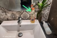 Botol plastik bekas air mineral, digunakan sebagai wadah sabun cair toilet Dinkes Tangerang Selatan, Selasa (27/01/2026)