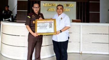 POTRET - Kejati Jateng saat menerima BPI Award. (Foto: Istimewa).