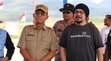 POTRET - Bupati Tapanuli Selatan, H. Gus Irawan Pasaribu saat mengunjungi warga di lokasi pumulihan pasca bencana di kebun Batang Toru PTPN, beberapa hari lalu. Kunjungan tersebut dilakukan bersama founder benihbaik.com Andy F Noya guna
meninjau pembangunan hunian tetap dan hunian sementara bagi warga serta pengelolaan Pondok Trauma Healing dilahan PTPN Batang Toru. (Foto: Istimewa).