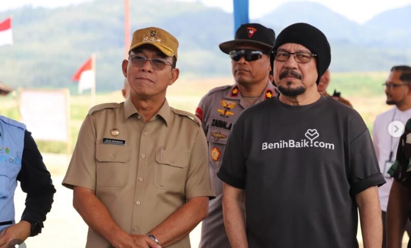 POTRET - Bupati Tapanuli Selatan, H. Gus Irawan Pasaribu saat mengunjungi warga di lokasi pumulihan pasca bencana di kebun Batang Toru PTPN, beberapa hari lalu. Kunjungan tersebut dilakukan bersama founder benihbaik.com Andy F Noya guna 
meninjau pembangunan hunian tetap dan hunian sementara bagi warga serta pengelolaan Pondok Trauma Healing dilahan PTPN Batang Toru. (Foto: Istimewa).