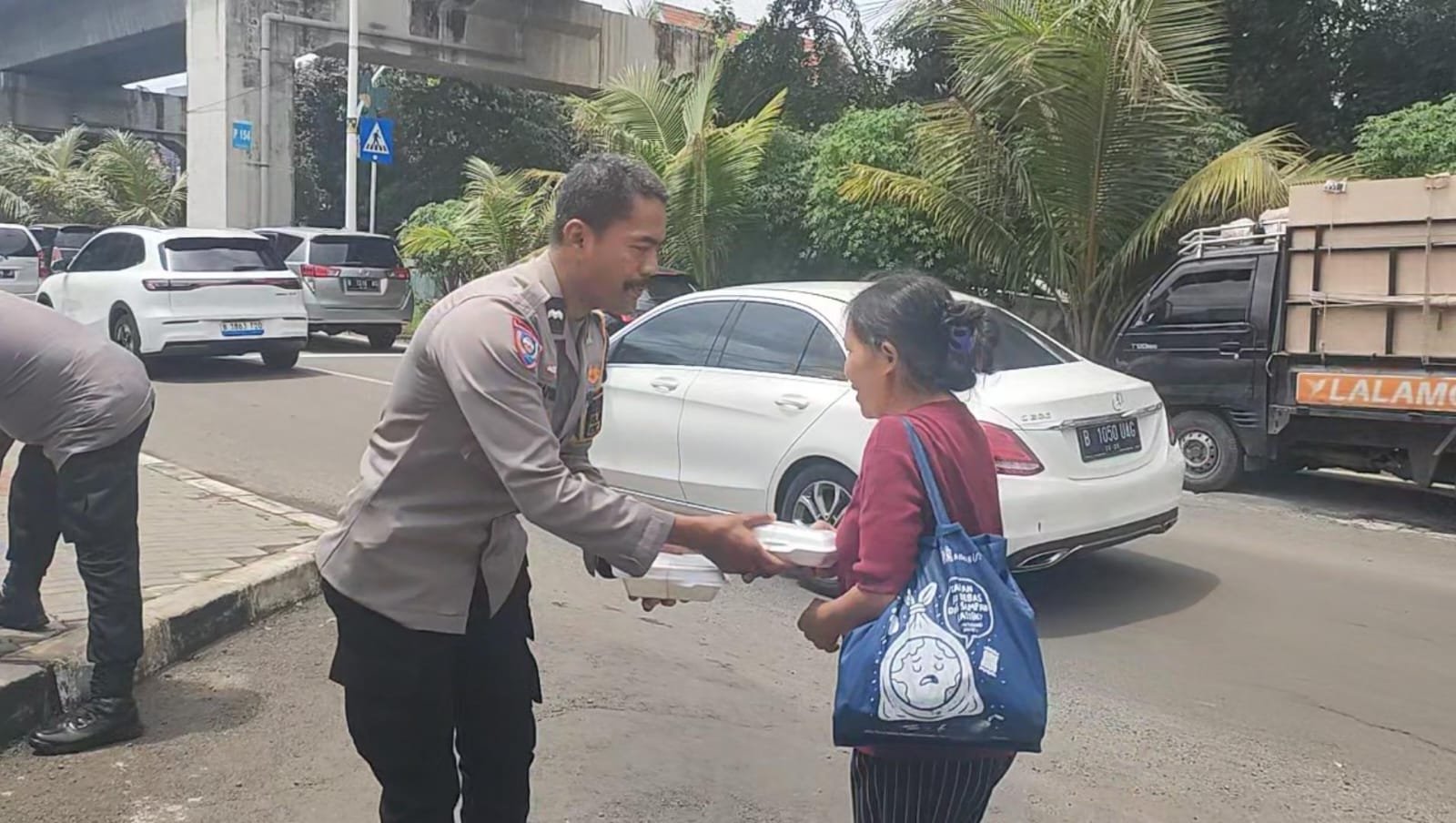 Polsek Kelapa Gading Gelar Jumat Peduli, Bagikan 100 Nasi Kotak untuk Ojol dan Warga