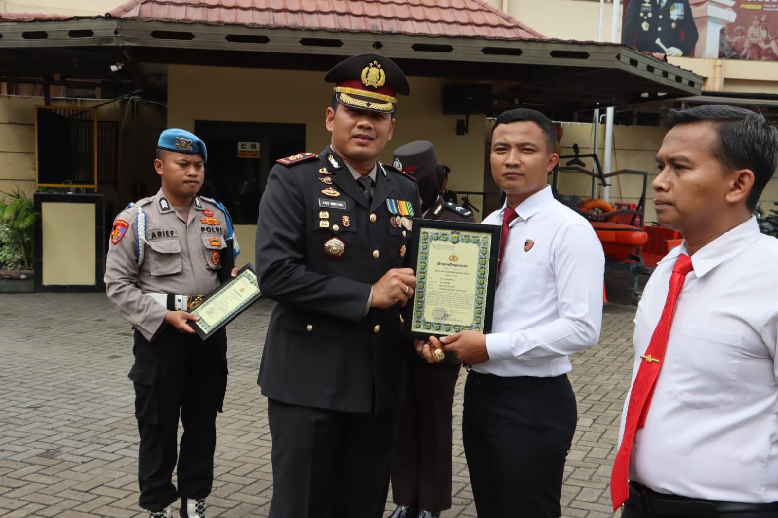 Polres Pelabuhan Tanjung Priok Gelar Upacara Penganugerahan Tanda Kehormatan Satyalancana Pengabdian