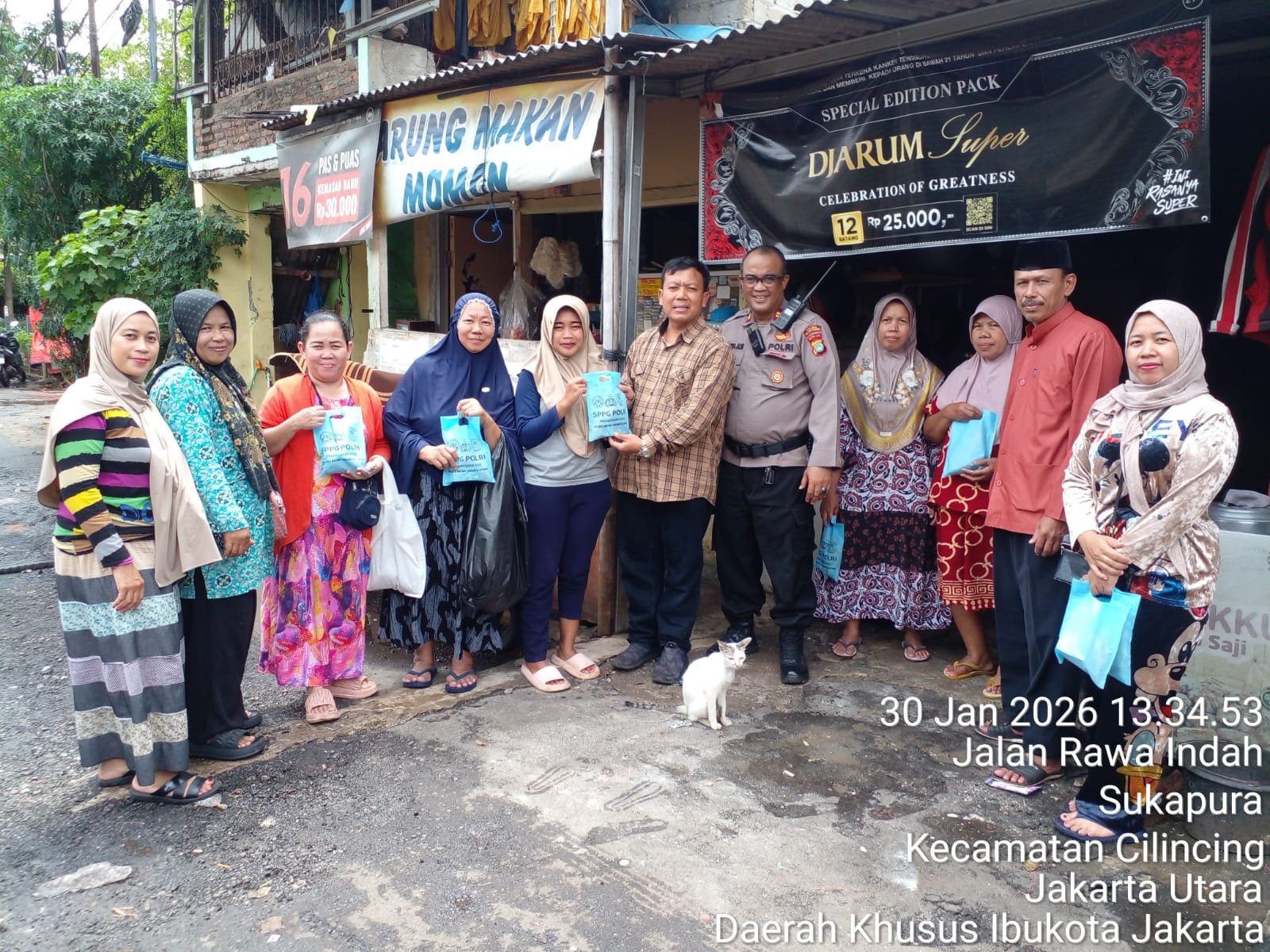 Polsek Kelapa Gading Distribusikan 2.985 Paket Makanan Bergizi Gratis untuk Warga Terdampak Banjir