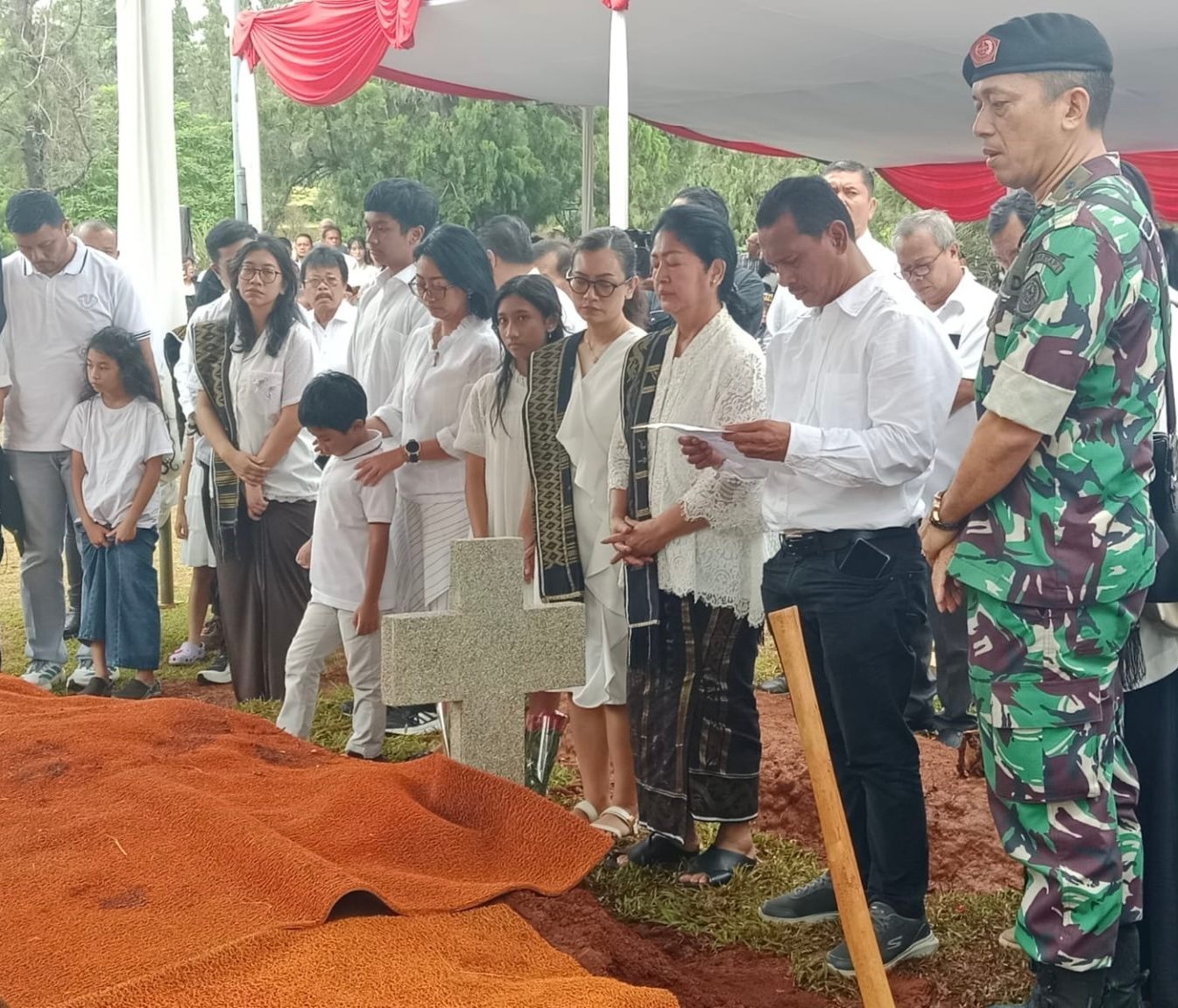 Suasana Khidmat Iringi Pemakaman Letjen TNI (Purn) Amir Sembiring di TMP Kalibata