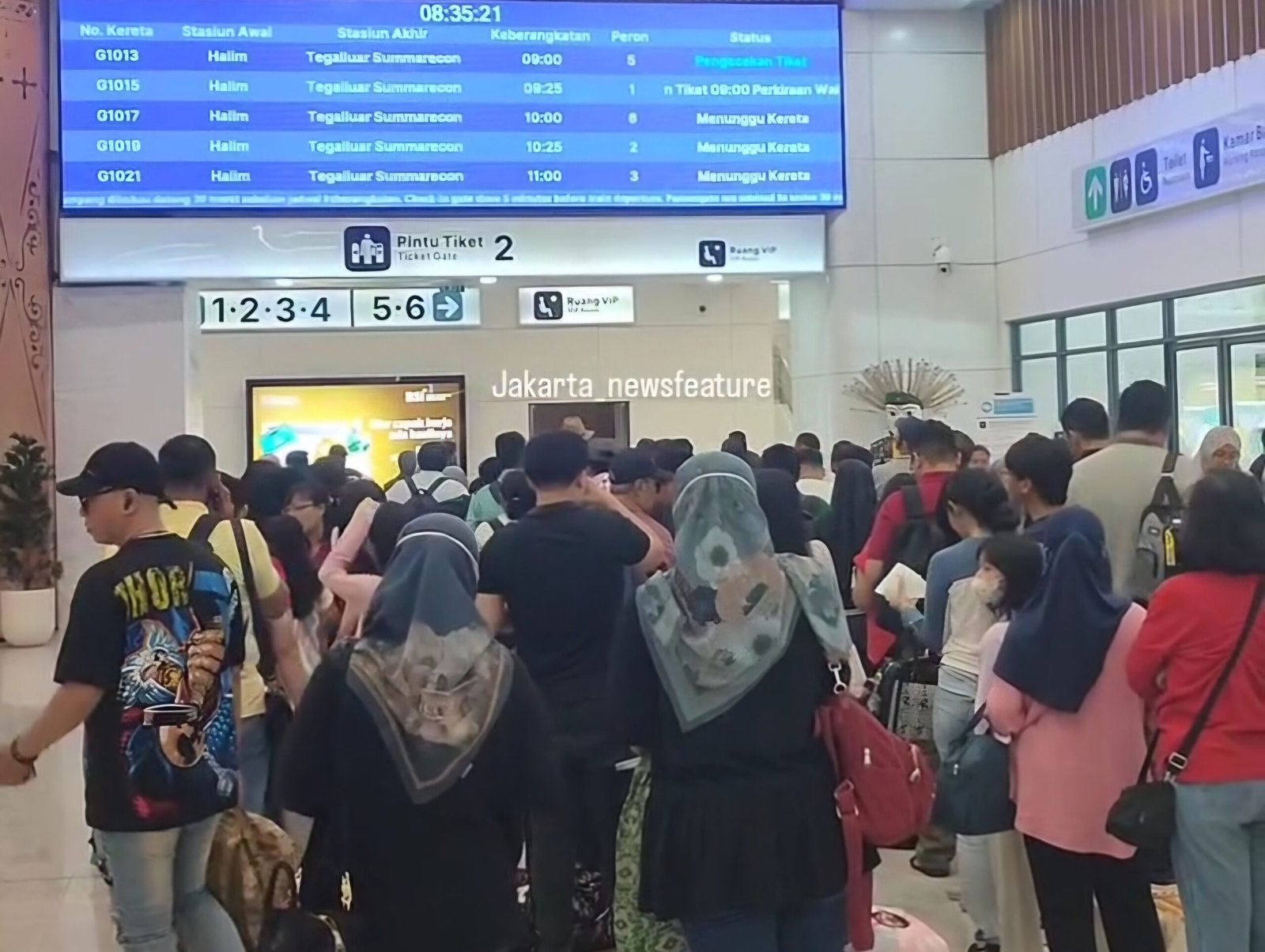 Stasiun Whoosh Halim Ramai Dipadati Penumpang di Momen Libur Panjang Isra Miraj
