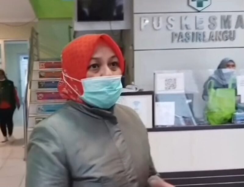 POTRET - petugas medis dari Puskesmas Pasirlangu saat dimintai keterangan soal dugaan Prajurit TNI jadi korban bencana tanah longsor. (Foto: Bandungkita.id/Dhomz).