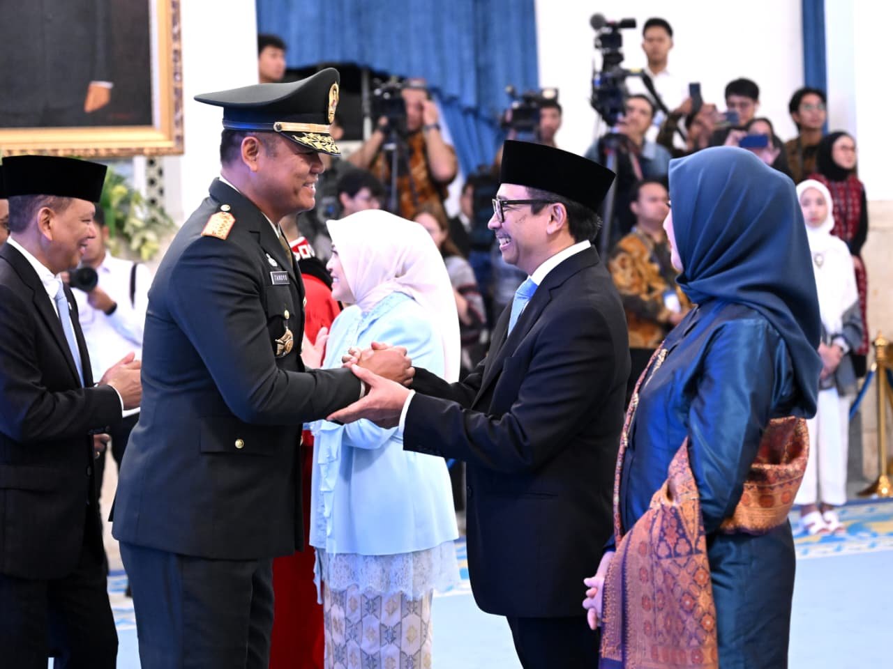 Wakil Panglima TNI Hadiri Pelantikan Hakim Mahkamah Konstitusi dan Wakil Menteri Keuangan di Istana Negara