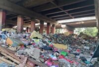 TERPANTAU - kondisi sampah menumpuk di Kolong Tol Kencana, Sungai Bambu, Tanjung Priok, Jakarta Utara, Selasa (5/8/2025). (Foto: Reza Mahendra).