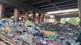 TERPANTAU - kondisi sampah menumpuk di Kolong Tol Kencana, Sungai Bambu, Tanjung Priok, Jakarta Utara, Selasa (5/8/2025). (Foto: Reza Mahendra).