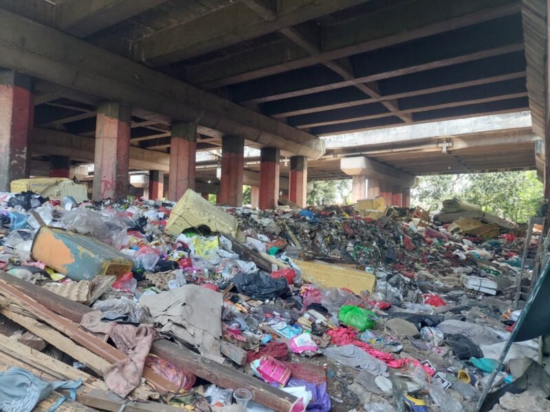 TERPANTAU - kondisi sampah menumpuk di Kolong Tol Kencana, Sungai Bambu, Tanjung Priok, Jakarta Utara, Selasa (5/8/2025). (Foto: Reza Mahendra).
