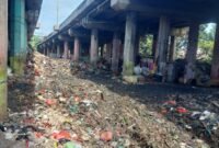 POTRET - tumpukan sampah yang sudah berkurang di Kolong Tol Kencana, Sungai Bambu, Tanjung Priok, Jakarta Utara. (Foto: Reza Mahendra).