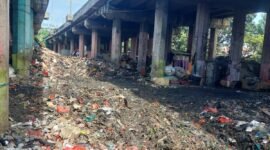 POTRET - tumpukan sampah yang sudah berkurang di Kolong Tol Kencana, Sungai Bambu, Tanjung Priok, Jakarta Utara. (Foto: Reza Mahendra).