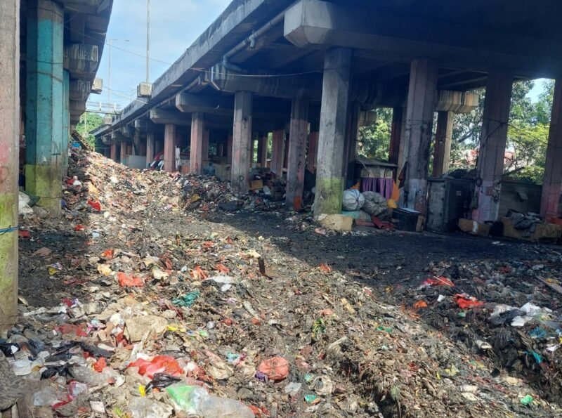 POTRET - tumpukan sampah yang sudah berkurang di Kolong Tol Kencana, Sungai Bambu, Tanjung Priok, Jakarta Utara. (Foto: Reza Mahendra).