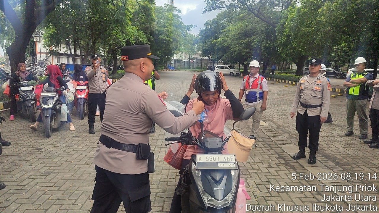 Polres Pelabuhan Tanjung Priok Bagikan Helm SNI kepada Pedagang dalam Ops Keselamatan Jaya 2026