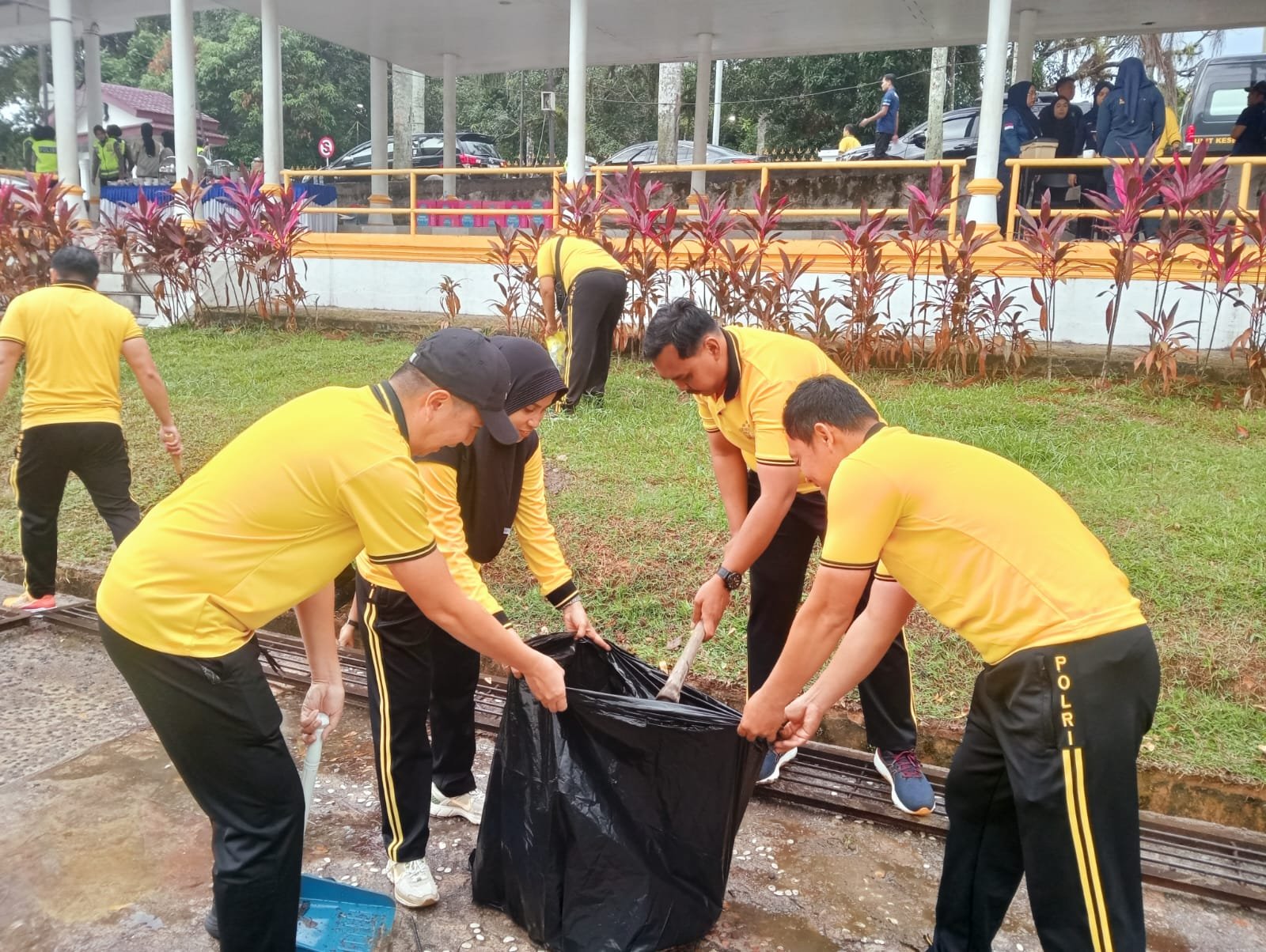 Wujudkan Lingkungan Asri, Polda Babel Lakukan Gotong Royong Bersih Sampah di Taman Merdeka Pangkalpinang